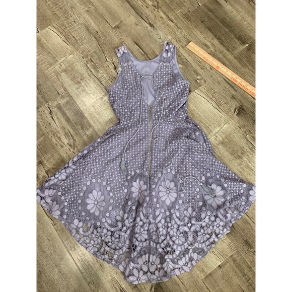 Elegant Gray Lace Dress - Picture 4 of 5